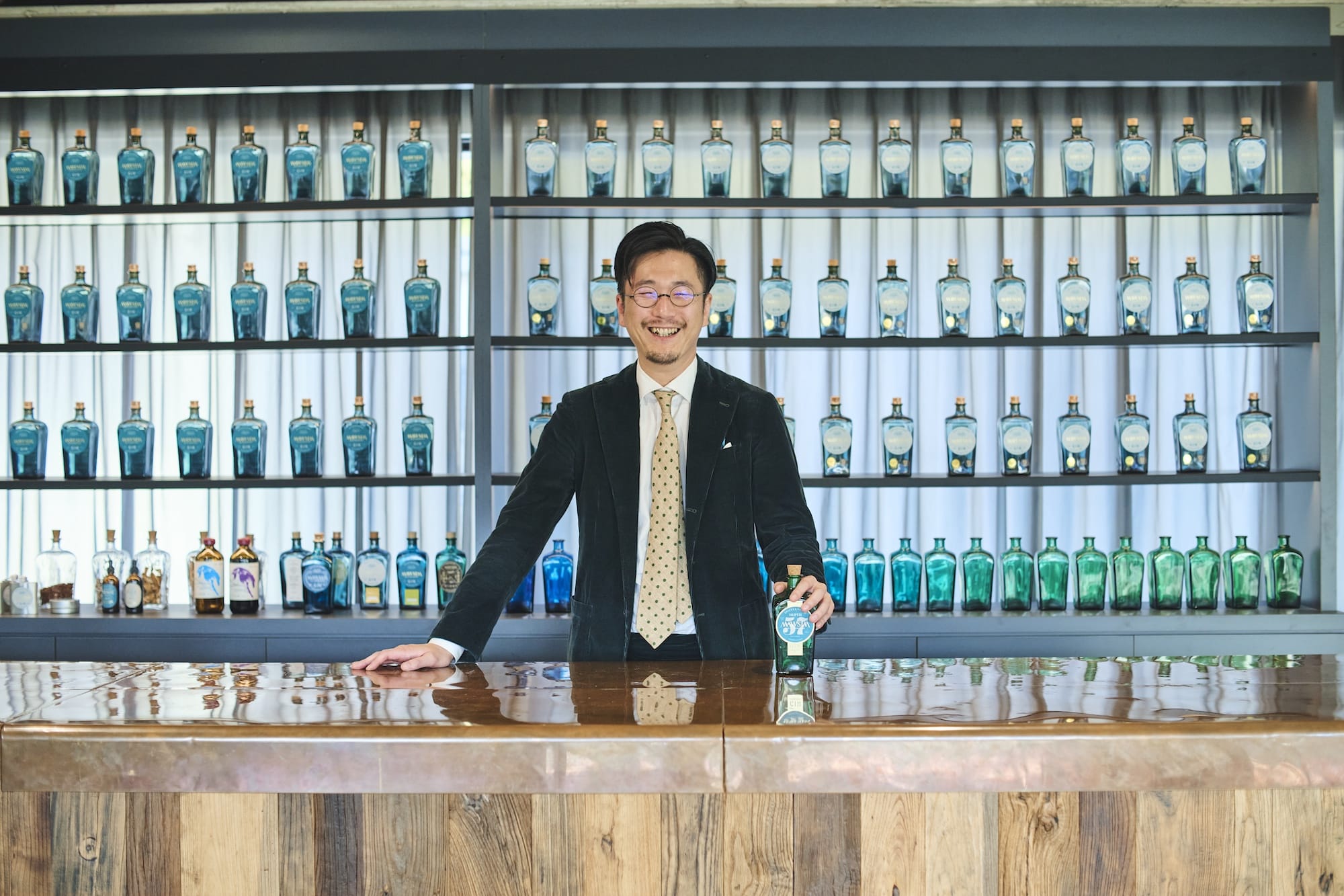 水草から生まれたジン「MAWSIM」＜前編＞ 環境課題を“商流”に変える、サンウエスパの挑戦